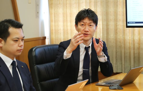 （写真左から）三島 裕貴、白坂 直哉（以上、KCCS）