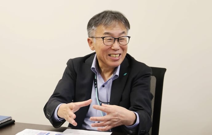 お話する森⾕⽒