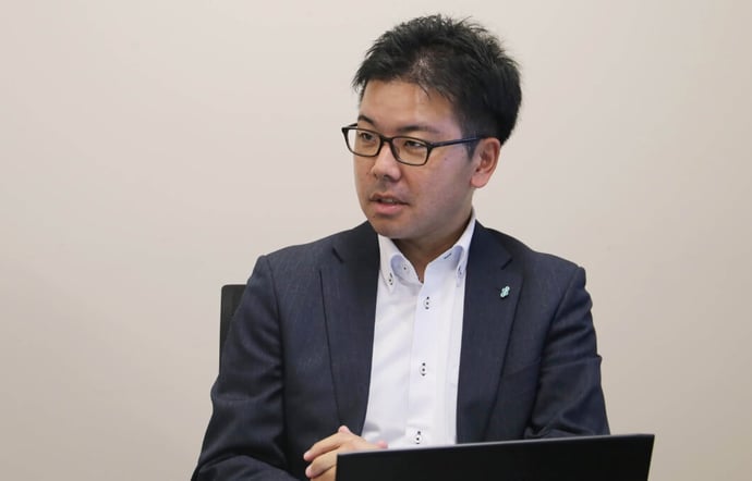 お話する草薙⽒