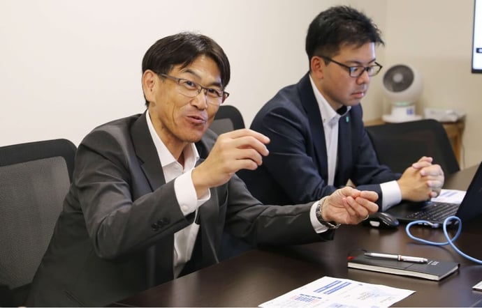 お話する浦田⽒