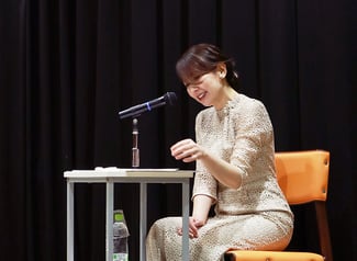堀井美香様の朗読の様子