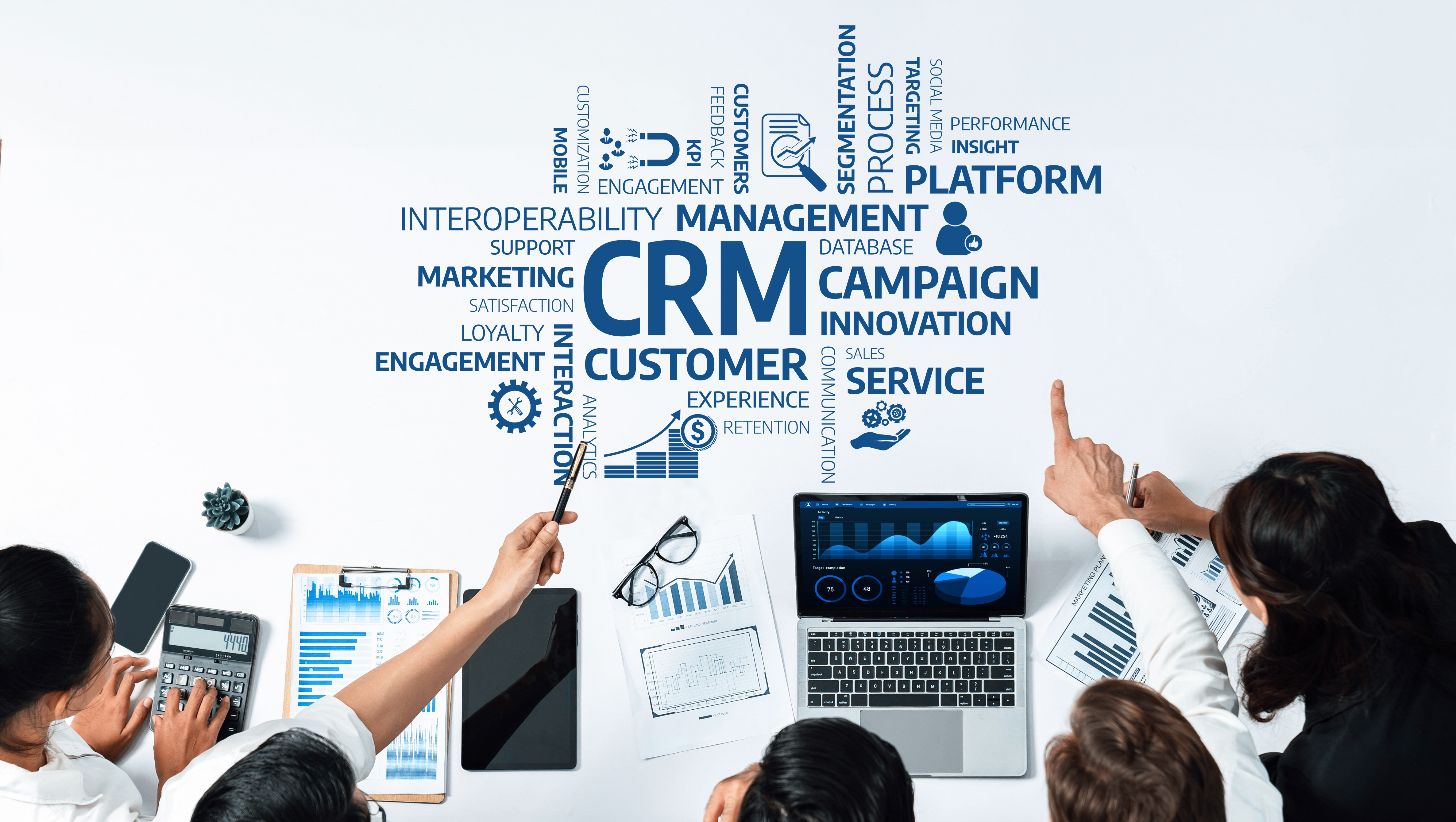 CRMとERPの違いとは?それぞれの特徴と導入メリットを紹介